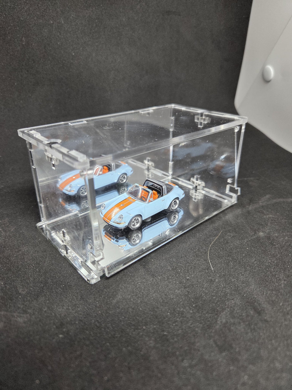 Real-life photo of the KF003-M single case - one 1:64 car with mirror reflections