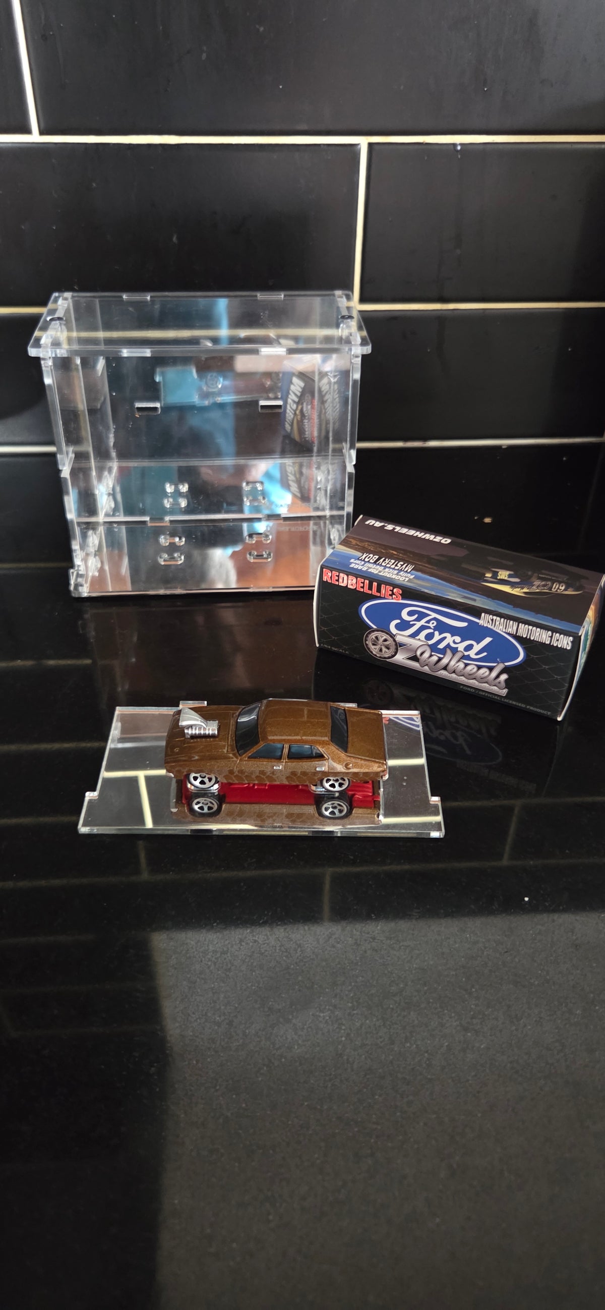 KF002-M — Mirrored Display Case
